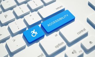 Tastatur mit zwei blauen Tasten. Die erste zeigt einen Rollstuhlfahrer, die zweite das Wort "Accessability". Foto: © GOCMEN/Getty Images/iStockphoto