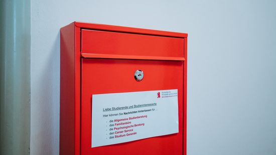 How to apply for your studies: Red mailbox on green wall at the HWR Berlin. Photo: Oana Popa-Costea
