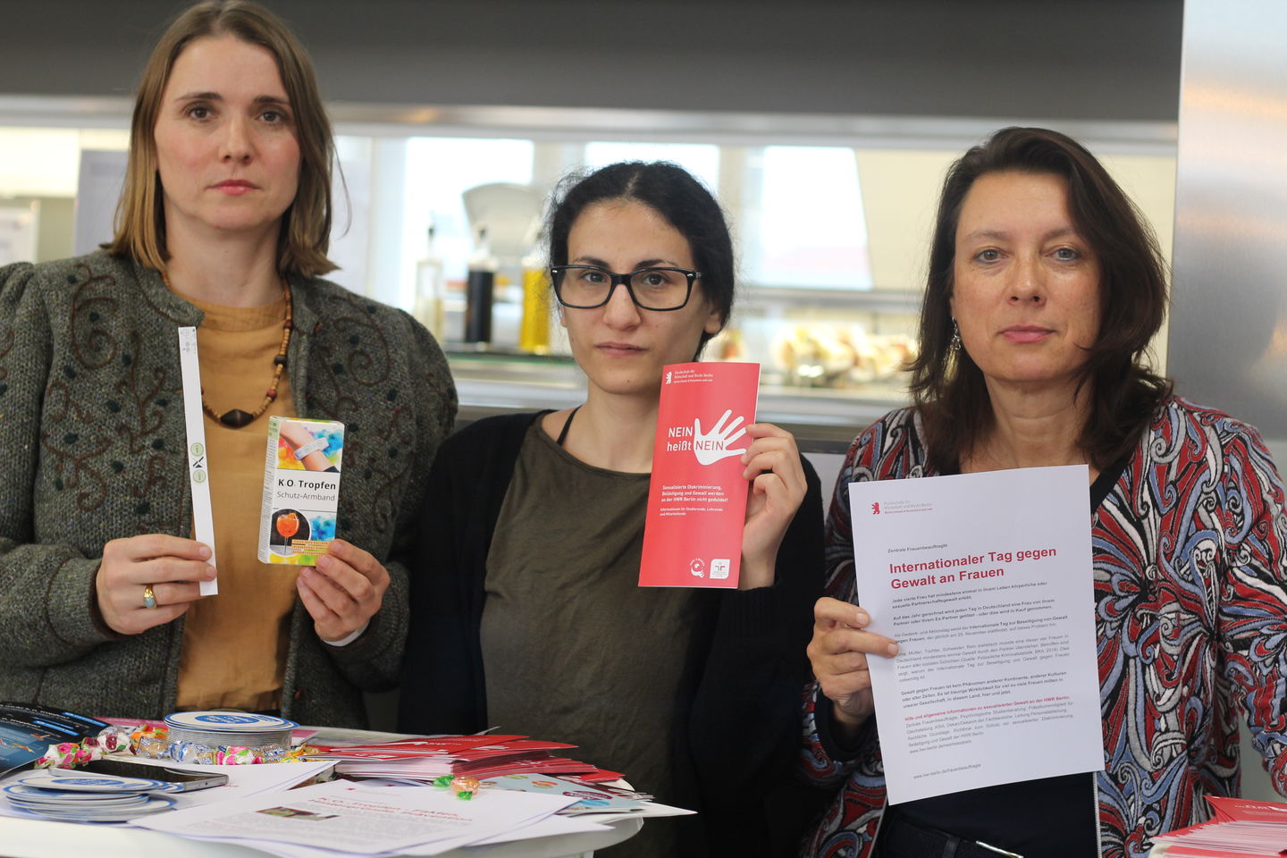 Für Frauenrechte: Am 25. November hisste die Zentrale Frauenbeauftragte der HWR Berlin die Flagge der Frauenrechtsorganisation »Terre des Femmes« und informierte in den Mensen zum Thema K.O.-Tropfen.