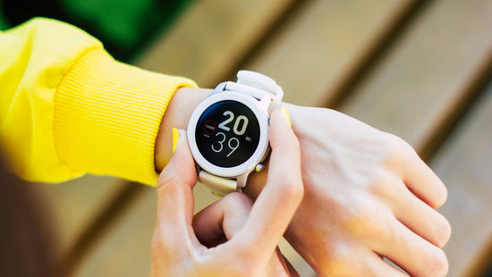 Application deadline: Left arm with yellow sweatshirt sleeve and smartwatch showing an appointment. Foto: © Povozniuk/iStock/Getty Images Plus