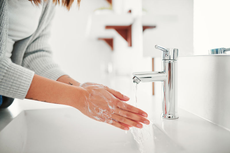 Saubere Hände, auch wenn Sie kaltes Wasser verwenden. Foto: © JAY YUNO PHOTOGRAPHY/Getty Images/E+