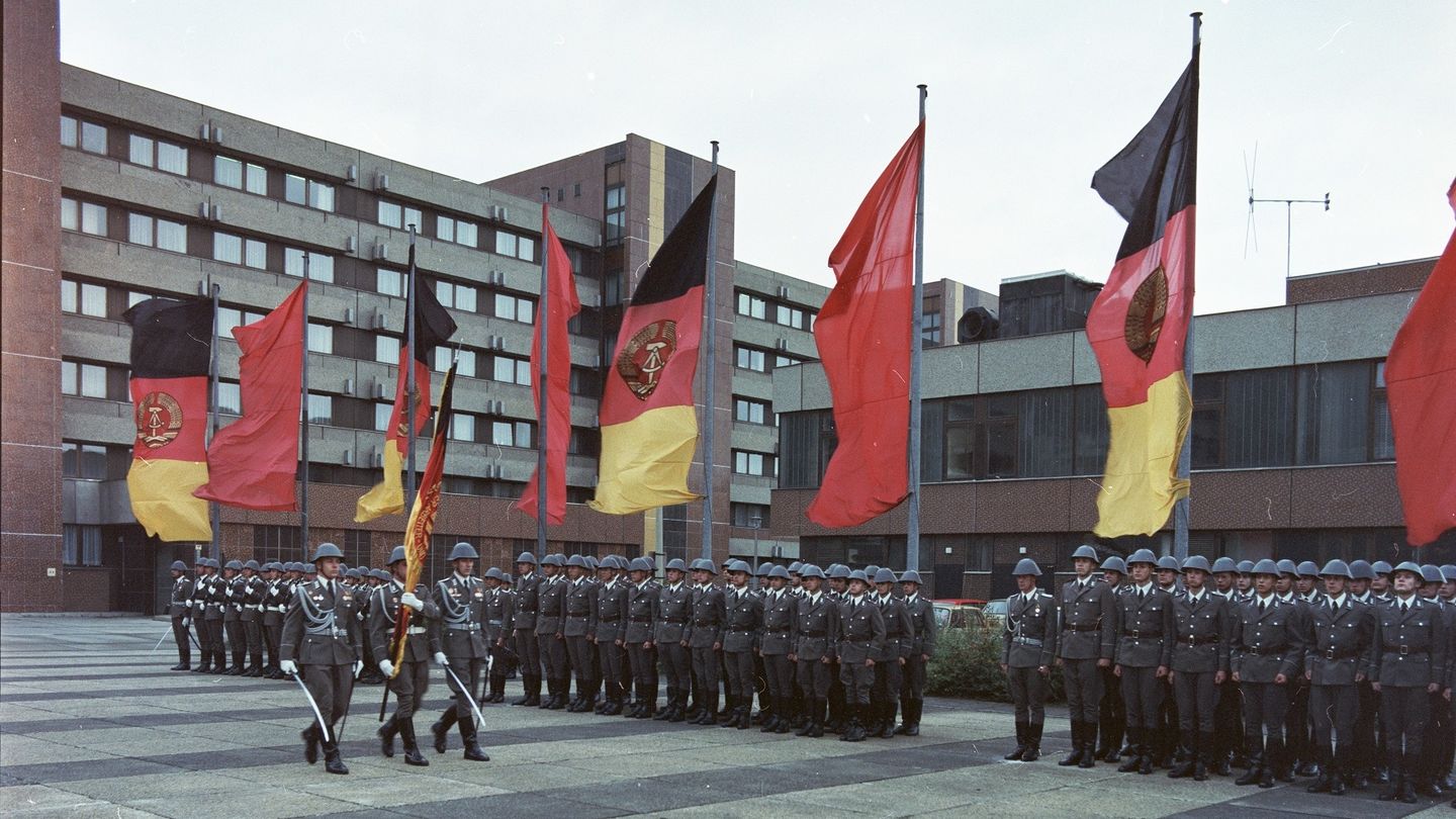 1987: Vereidigung von Soldaten des Ministeriums für Staatssicherheit (MfS) in Berlin-Lichtenberg