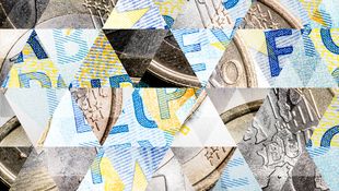 [Translate to English:] Eine Collage aus Dreiecken zeigt in ihren Facetten Teile von Euro-Münzen und Euro-Scheinen. Foto: © ilbusca/ iStock/Getty Images Plus