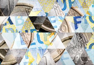 A collage of triangles shows in its facets parts of Euro coins and Euro bills. Photo: © ilbusca/ iStock/Getty Images Plus