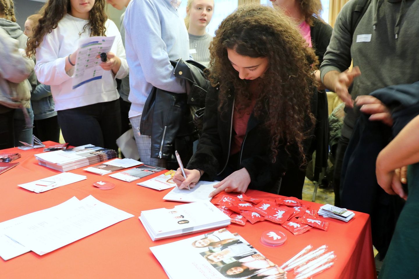 Zertifikat: Am 26. und 30. Oktober 2019 machten mehr als 100 Schülerinnen und Schüler an der HWR Berlin ihren Wirtschaftsführerschein.