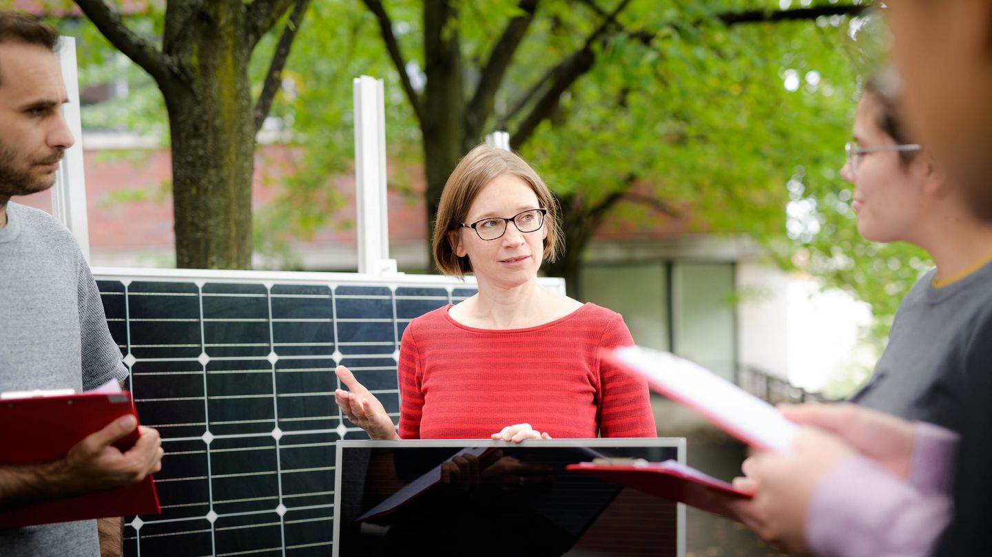 Zum Wintersemester 2021/2022 startet an der Berlin Professional School der HWR Berlin ein neuer Online-Studiengang „Master (M.Sc.) Business Management – Green Energy and Climate Finance. Foto: Heidi Scherm / Renewables Academy Zum Wintersemester 2021/2022 startet an der Berlin Professional School der HWR Berlin ein neuer Online-Studiengang „Master (M.Sc.) Business Management – Green Energy and Climate Finance. Foto: Heidi Scherm / Renewables Academy