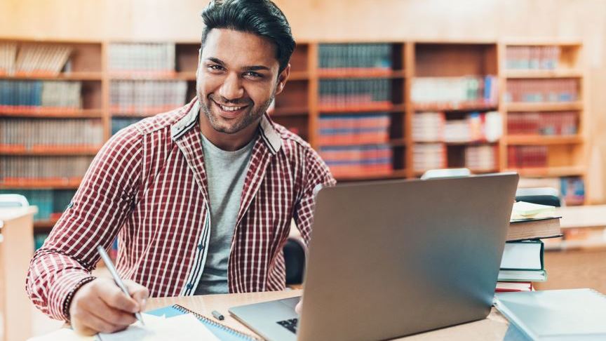 Online study course Master Digital Business Management of the BPS: Young man working on a laptop. Photo: iStock | pixelfit