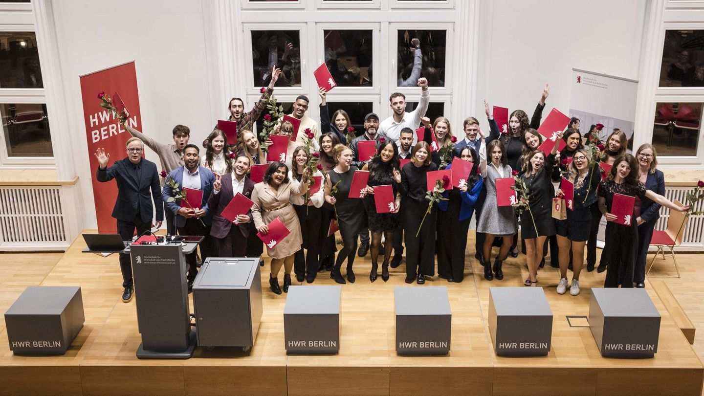 Gruppenfoto Absolventinnen mit Zeugnis