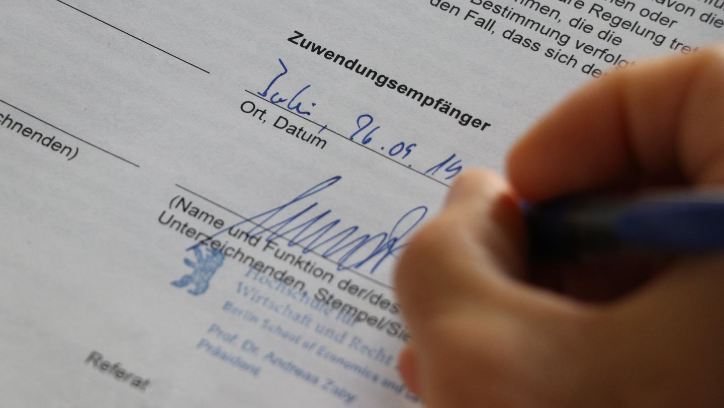 Foto: Sylke Schumann Der Präsident der HWR Berlin unterzeichnet den Zuwendungsbescheid des DAAD, der den Ausbau der Internationalität der Hochschule über die nächsten vier Jahre mit einer Million Euro fördert.