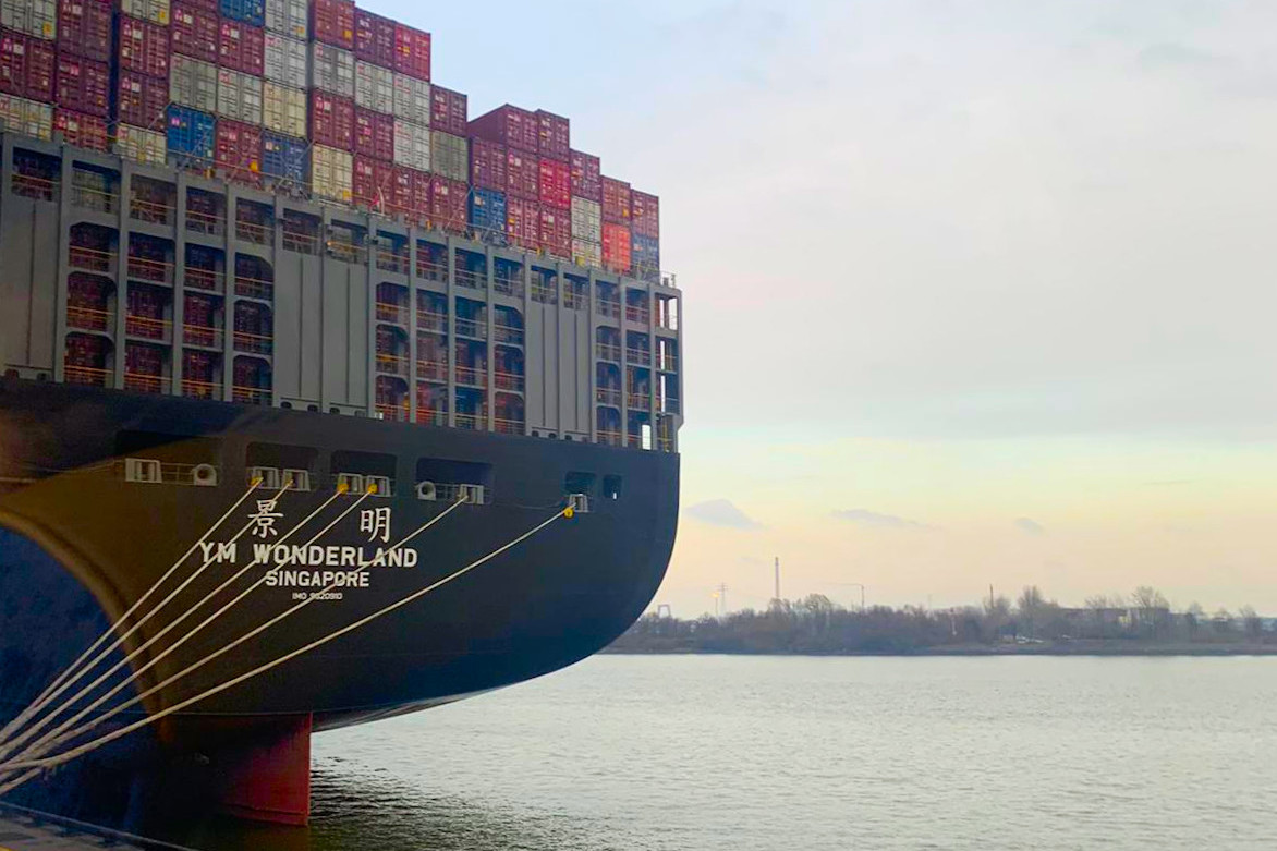 Containerschiff im Hamburger Hafen. Foto: Luisa Steuke