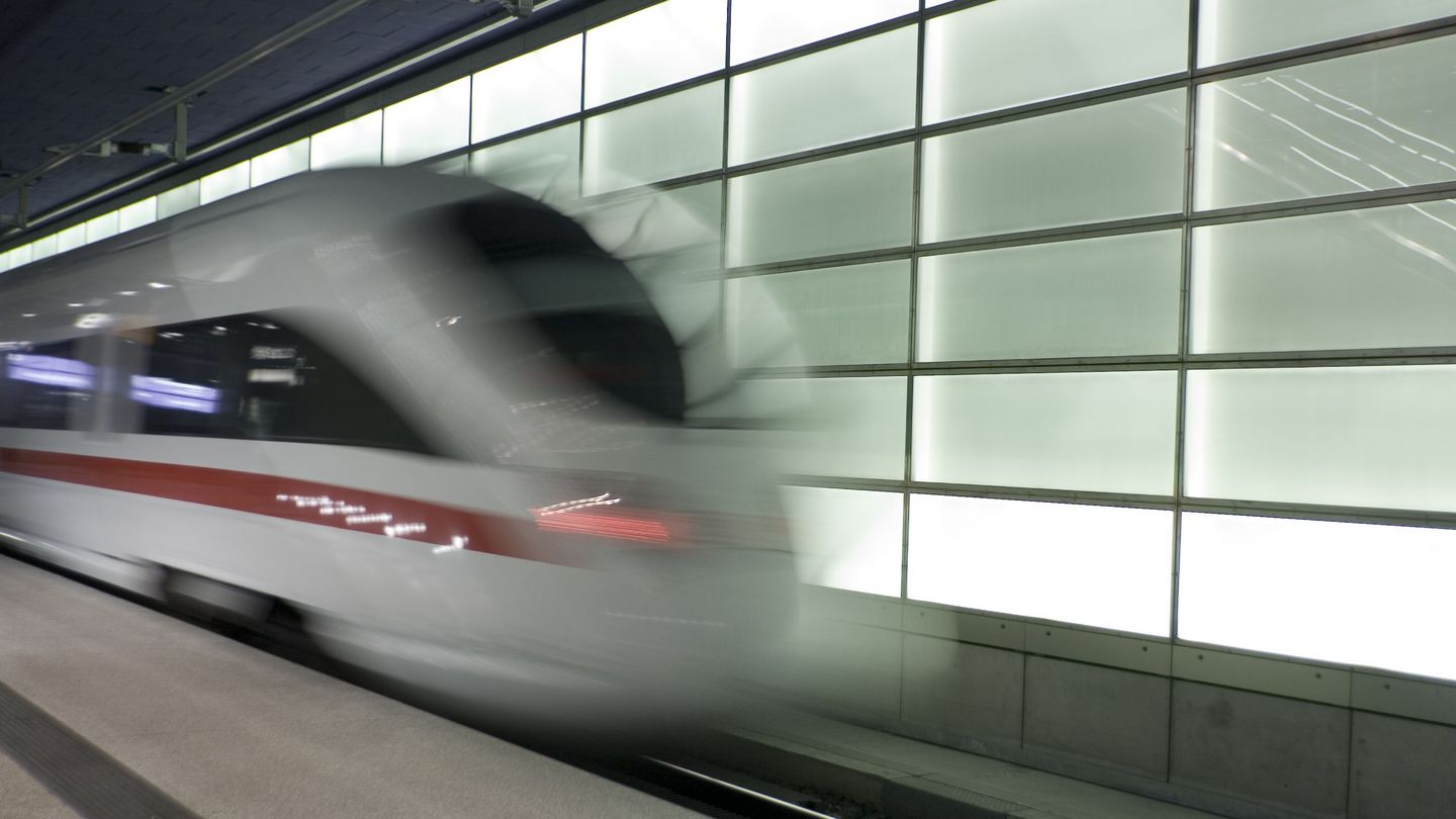 Einfahrender Zug in Bahnhof
