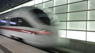 Nachhaltigkeit: ICE der Deutschen Bahn am winterlich verschneiten Bahnsteig. Foto: Foto: © m-1975/ Getty Images/ iStockphoto