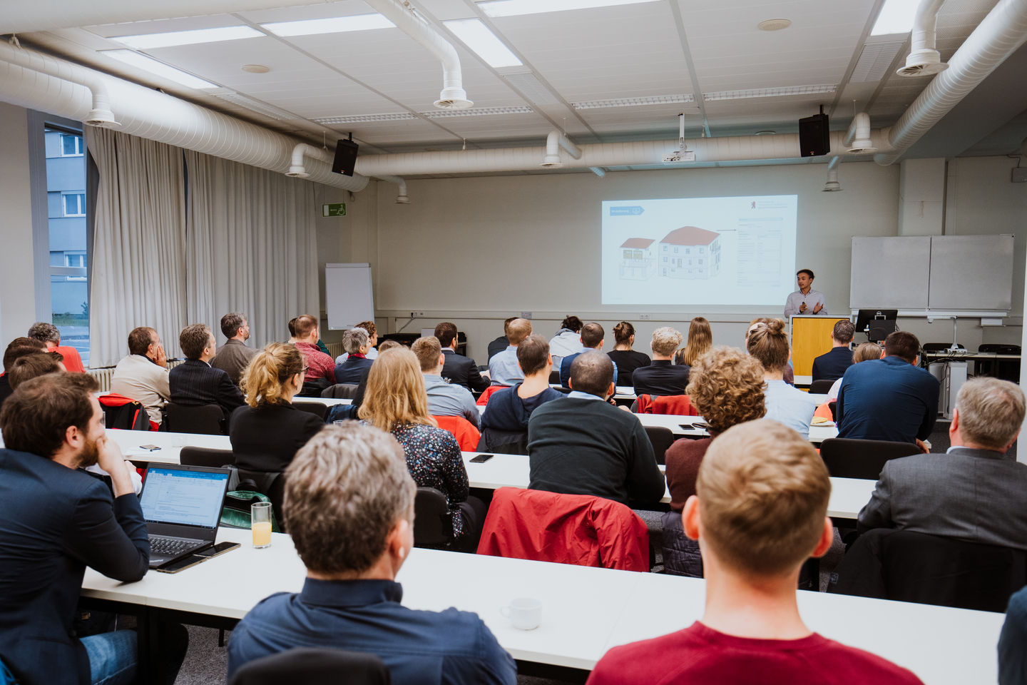 Building Information Modeling (BIM) revolutioniert die Bauplanung. Bei einem Come Together am 21. November 2019 stellte die HWR Berlin den Einsatz der digitalen Methode in Lehre und Praxis vor.