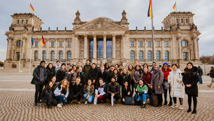 Januar 2020: Internationale Studierende der HWR Winter School vor dem Reichstagsgebäude in Berlin. Foto: Oana Popa-Costea