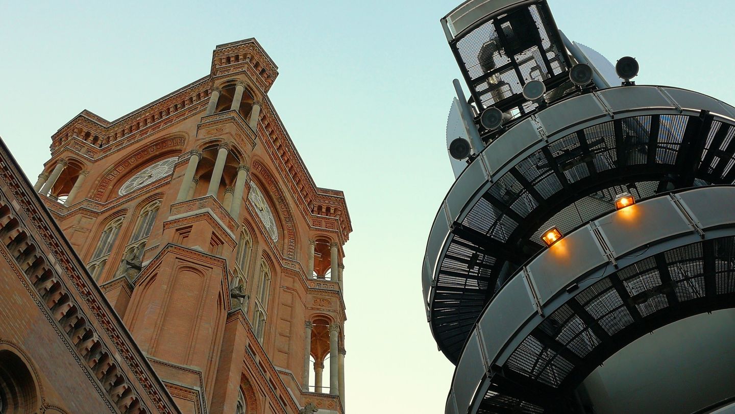 Blick von schräg unten auf den Turm des Berliner Roten Rathauses. Foto: Sylke Schumann / HWR Berlin