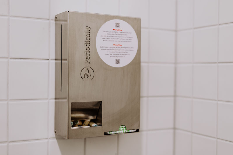 Period Time: Dispensers for pads and tampons are available in eight toilets on the Lichtenberg and Schöneberg campuses of the HWR Berlin. Photo: Lukas Schramm