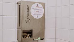 Spender für Binden und Tampons gibt es auf acht Toiletten am Campus Lichtenberg und Schöneberg der HWR Berlin. Foto: Lukas Schramm