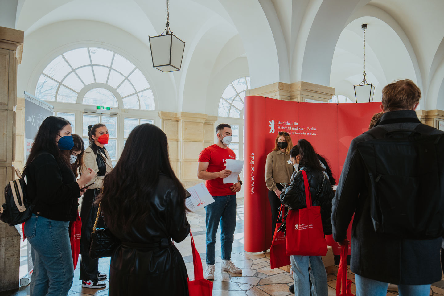Summer semester 2022: Tour of the Schöneberg campus of the HWR Berlin for the opening of the semester. Photo: Oana Popa-Costea Summer semester 2022: Tour of the Schöneberg campus of the HWR Berlin for the opening of the semester. Photo: Oana Popa-Costea