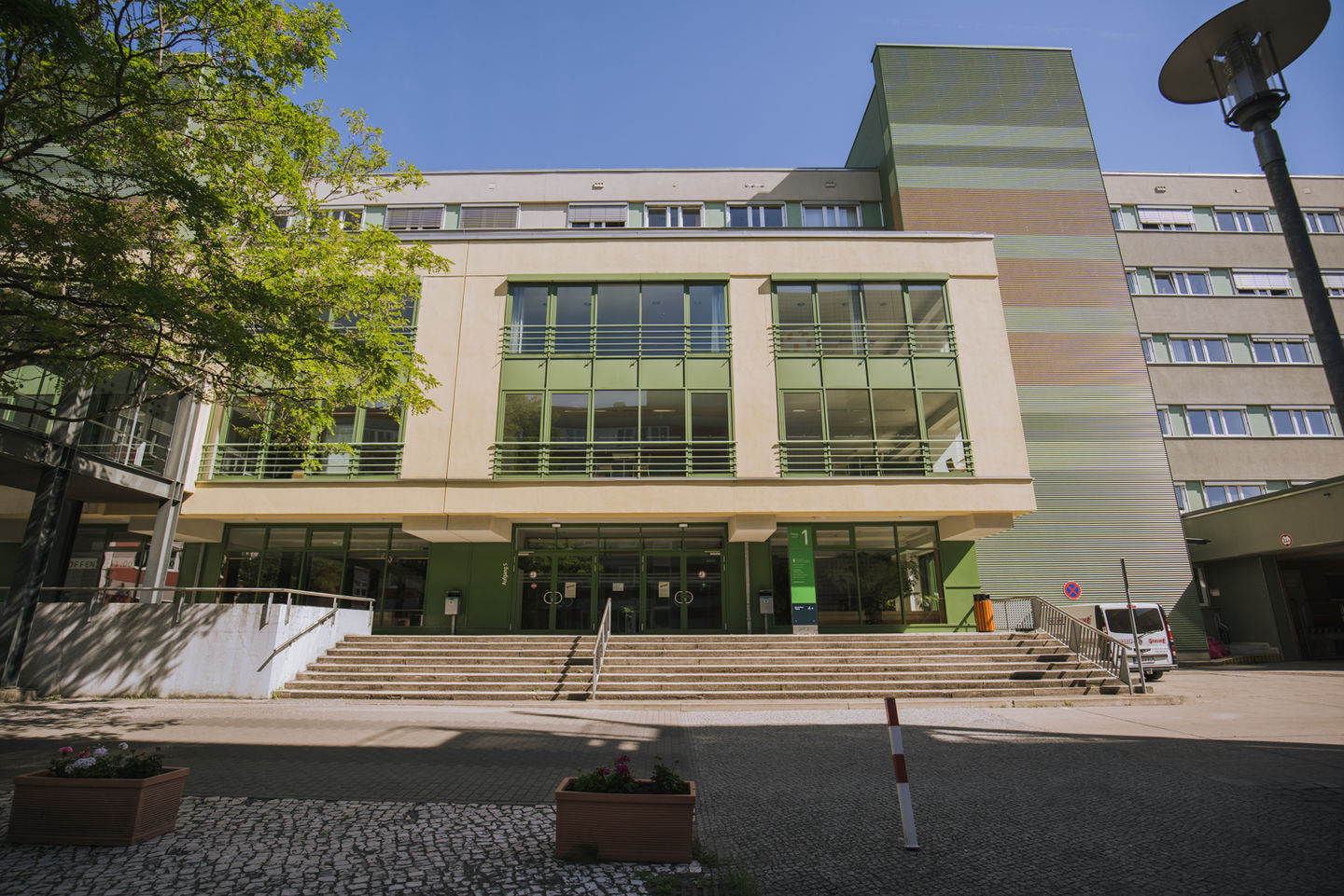 Studium am Campus Lichtenberg der HWR Berlin: Haupteingang Haus 1. Foto: Oana Popa-Costea