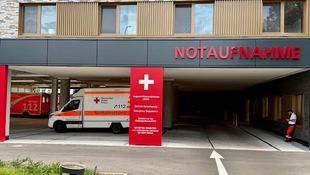 Eingang Notaufnahme mit Rettungswagen