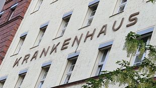 Außenwand eines Gebäudes mit der Aufschrift "Krankenhaus"
