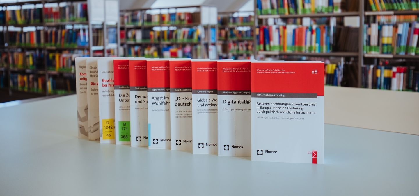 Veröffentlichungen: Eine Reihe von Publikationen der HWR Berlin im Nomos-Verlag. Foto: Oana Popa-Costea