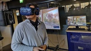 Ein Student der HWR Berlin mit VR-Brille beim Besuch des Extended Reality Center im finnischen Helsinki. Foto: Christian Klang