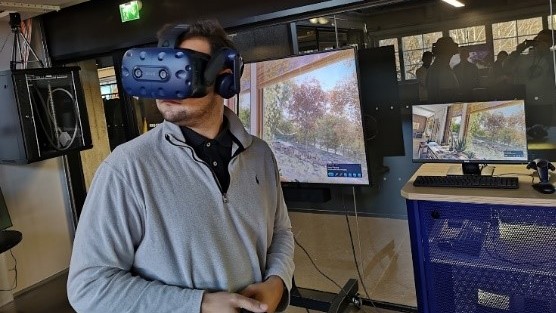Ein Student der HWR Berlin mit VR-Brille beim Besuch des Extended Reality Center im finnischen Helsinki. Foto: Christian Klang