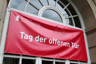 Tag der offenen Tür an der HWR Berlin am 01. Juni 2022: Rotes Banner über dem Haupteingang der Hochschule.  Foto: Sylke Schumann / HWR Berlin