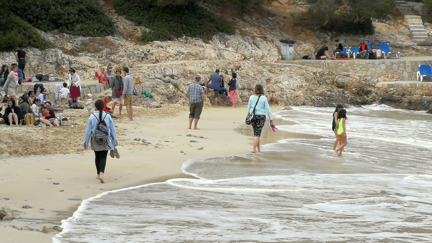Beach area with many tourists.