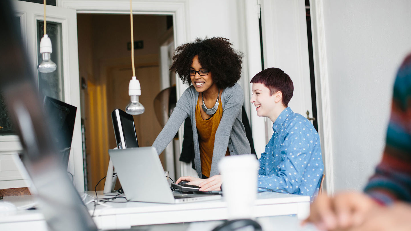 [Translate to English:] Internationale Studierende arbeiten gemeinsam online vor den Rechner. Foto: © alvarez/E+/Getty Images