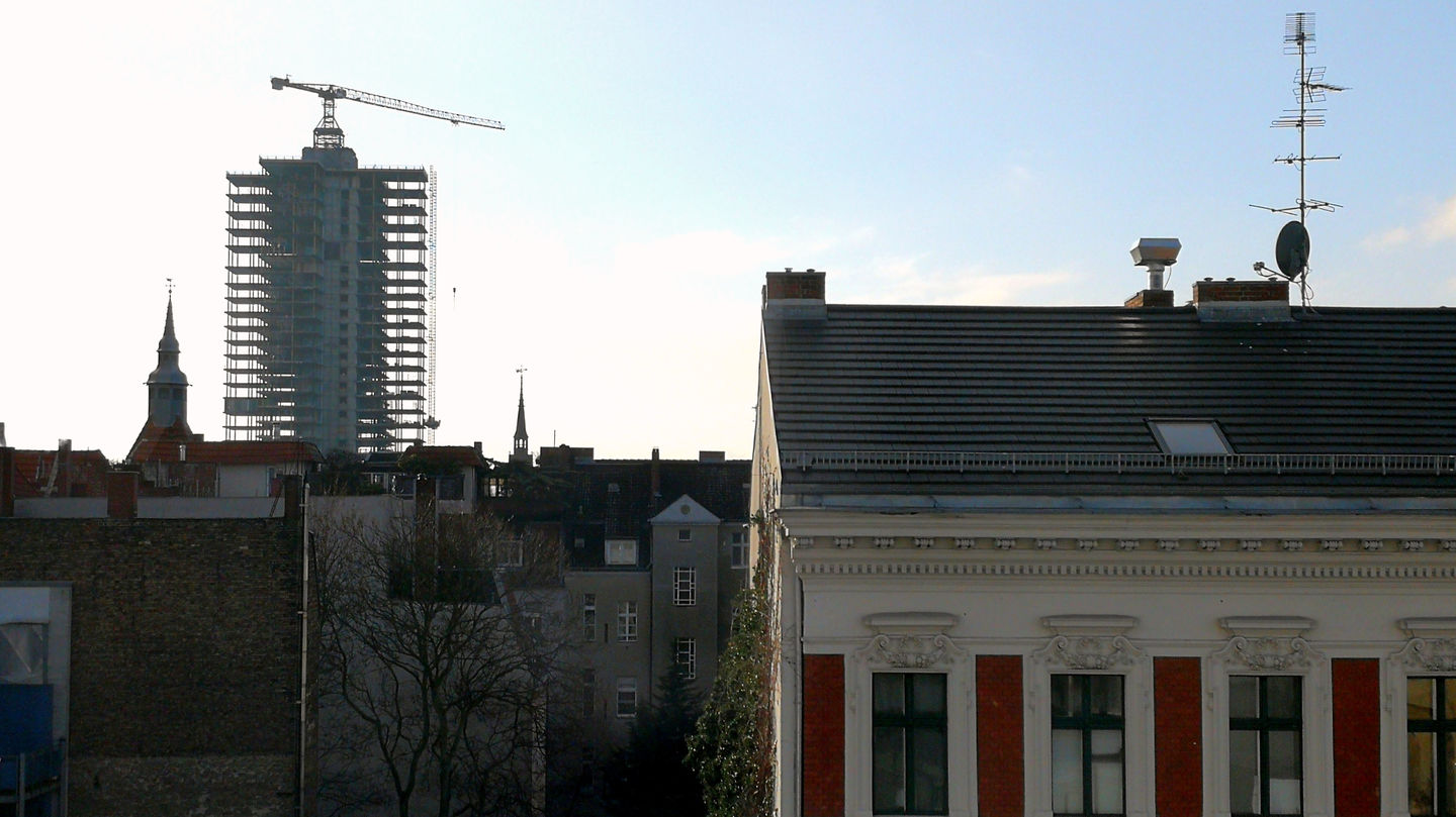 Residential buildings in the foreground, the crane of a construction site can be seen in the background. Photo: Sylke Schumann, HWR Berlin