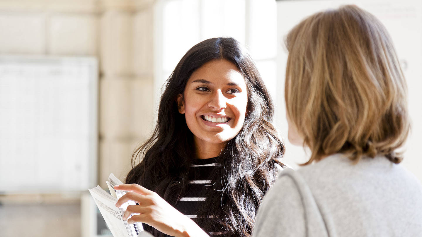 International students: Two international students in conversation facing each other. Photo: Klaus Lange photography