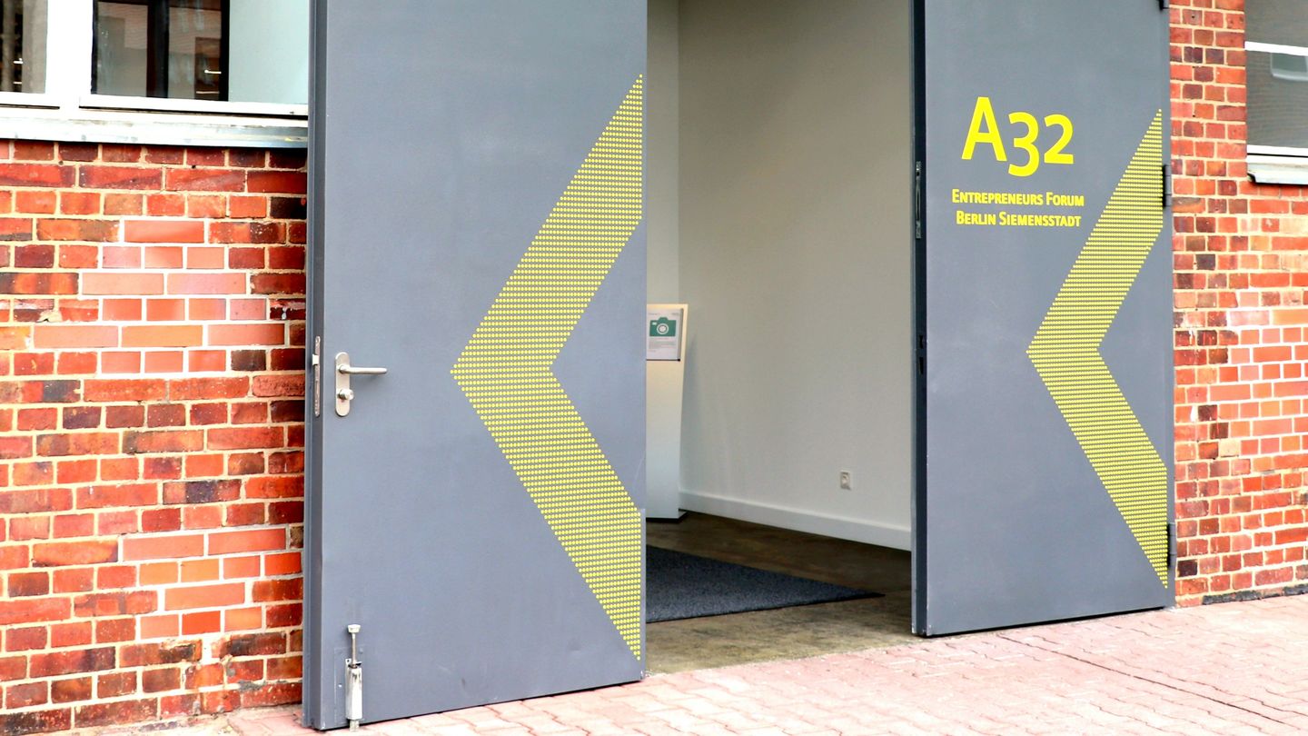 Ihnen stehen Türen und Tore des Startup Incubator Berlin offen. Das Gründungszentrum der HWR Berlin fördert Teams, die nach der agilen Lean-Methode arbeiten. Bis zum 3. Januar 2021 können Wettbewerbsbeiträge für den Make It Lean Contest eingereicht Eingang zu einem Backsteingebäude mit grauen Türen.