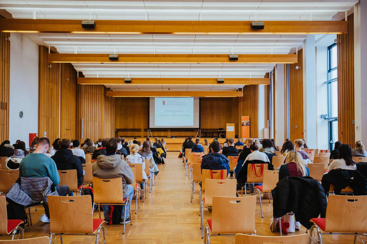 April 2022: Semester opening at the Audimax on the Lichtenberg campus of the HWR Berlin. Photo: Oana Popa-Costea April 2022: Semester opening at the Audimax on the Lichtenberg campus of the HWR Berlin. Photo: Oana Popa-Costea