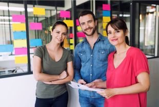 Zwei Frauen und ein Mann, die an einem Management-Seminar der BPS teilnehmen. Foto: LD Prod | Istock