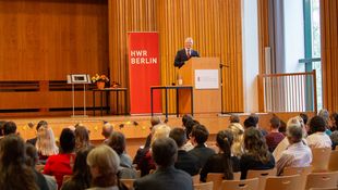 Saal mit Menschen und Redner 