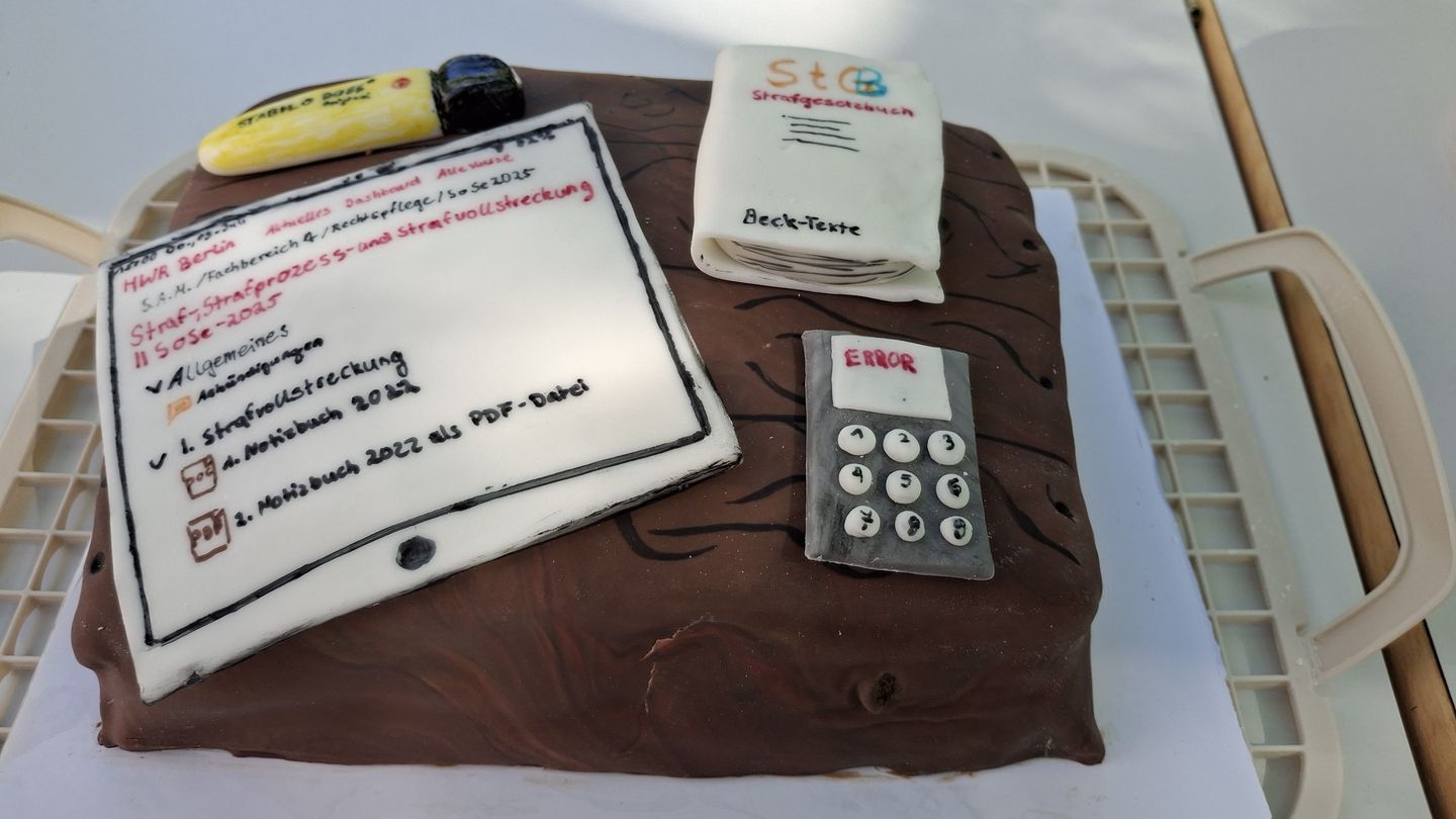 Kuchen mit Marzipanverzierungen: Taschenrechner und Notizblock