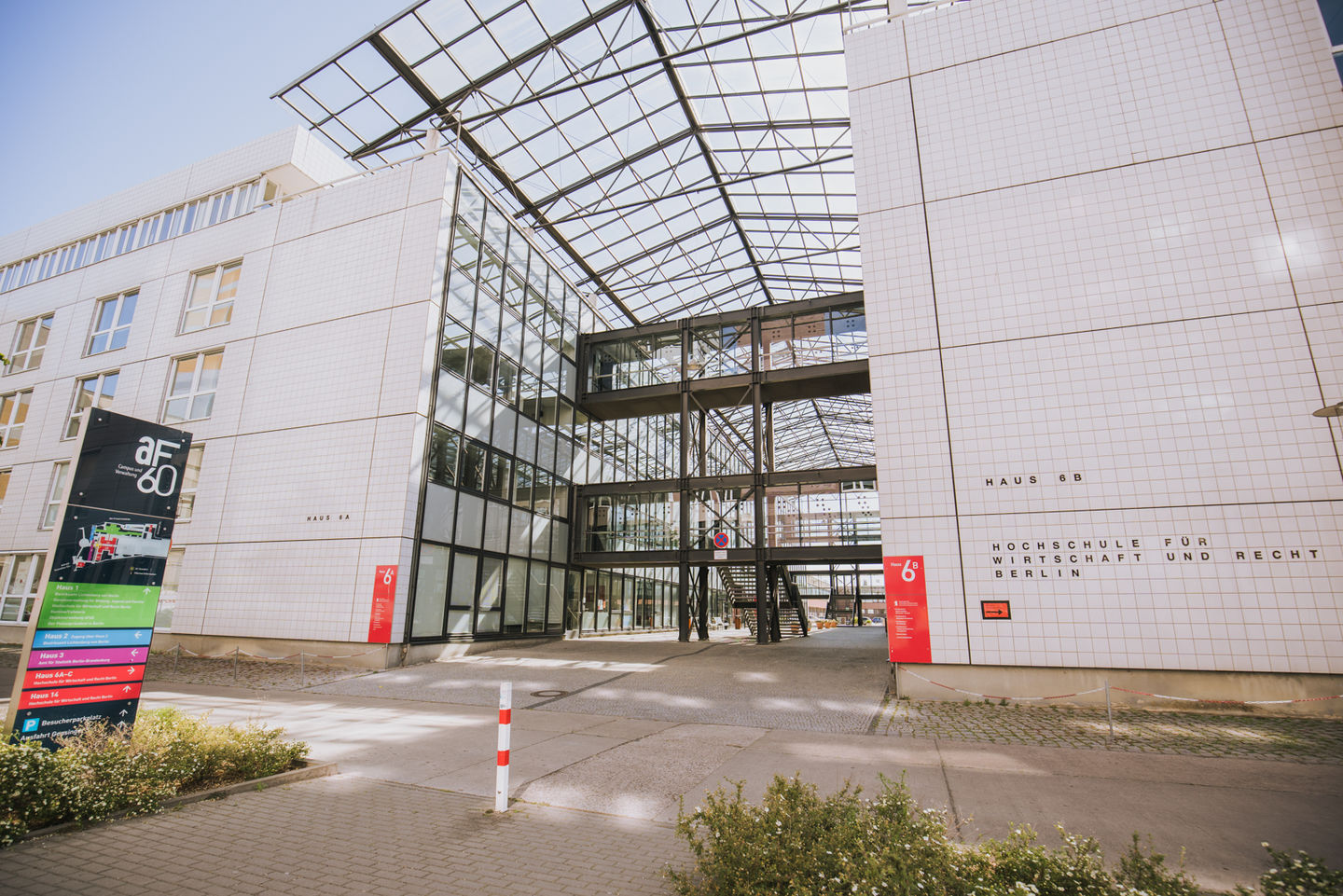 Studium am Campus Lichtenberg der HWR Berlin: Haus 6A (links) und Haus 6B (rechts) mit dem sogenannten Fischbauch zwischen beiden Gebäuden. Foto: Oana Popa-Costea