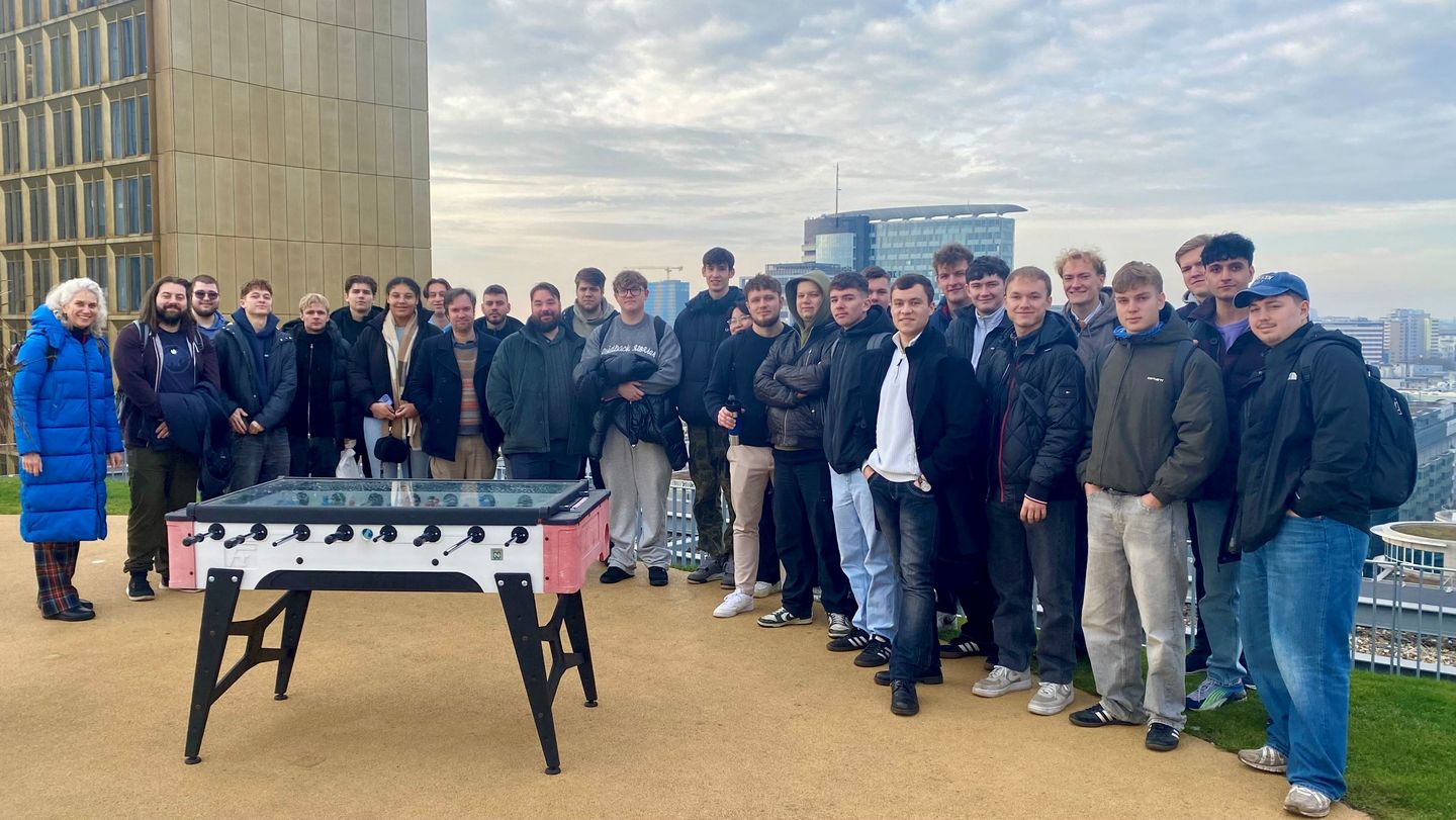 Gruppenfoto Studierende und Professorin auf dem DAch des Gebäudes