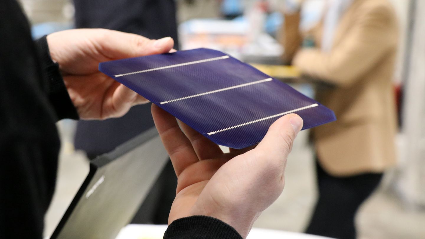 Zwei Hände, die ein kleines elektronisches Panel halten. Der Startup Incubator Berlin, das Gründungszentrum der HWR Berlin, fördert und prämiert junge Gründerteams mit schlanken Startup-Ideen. Der Make It Lean Contest ist mehr als ein Wettbewerb um Preisgelder. Foto: Sylke Schumann