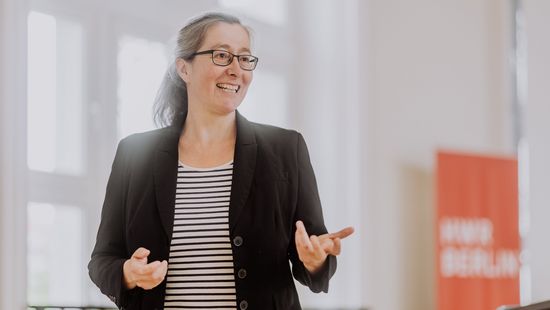 Professorin hält Vortrag