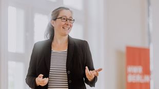 Professorin hält Vortrag