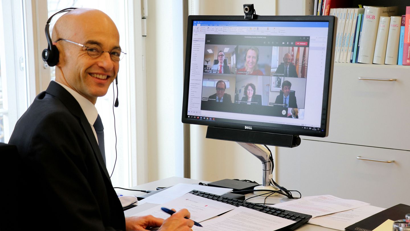HWR Berlin President Professor Andreas Zaby and Professor Joaquín Goyache Goñi, Rector of the Complutense University of Madrid, signing the co-operation agreement. Photo: Sylke Schumann, HWR Berlin Man sitting at desk in front of screen on which a video conference is running. Photo: Sykle Schumann, HWR Berlin