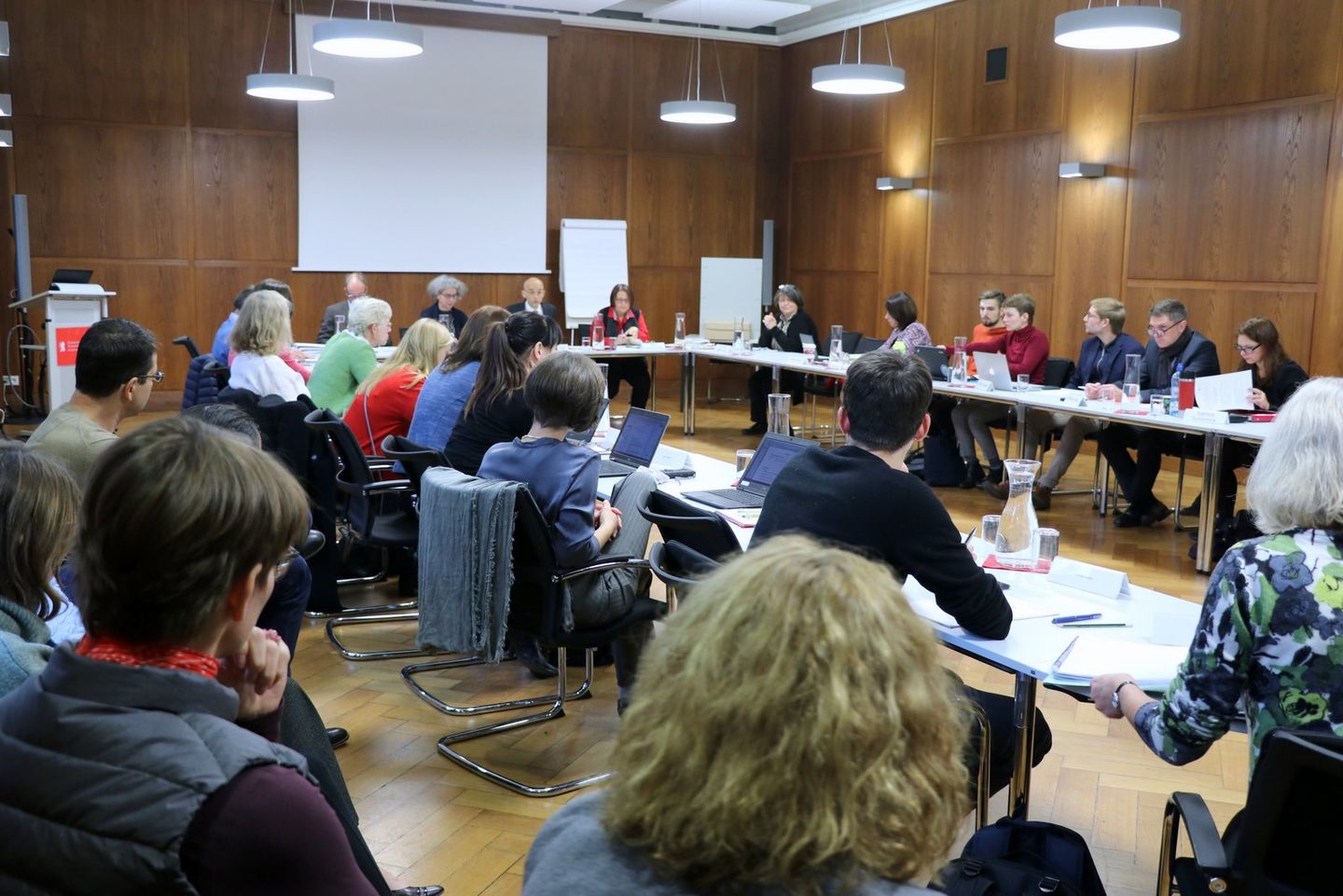 Akedemischer Senat: Am 26. November 2019 hat die HWR Berlin ihren Präsidenten Prof. Dr. Andreas Zaby mit großer Mehrheit für eine zweite Amtszeit wiedergewählt. Kanzlerin Dr. Sandra Westerburg wurde für weitere fünf Jahre im Amt bestätigt.