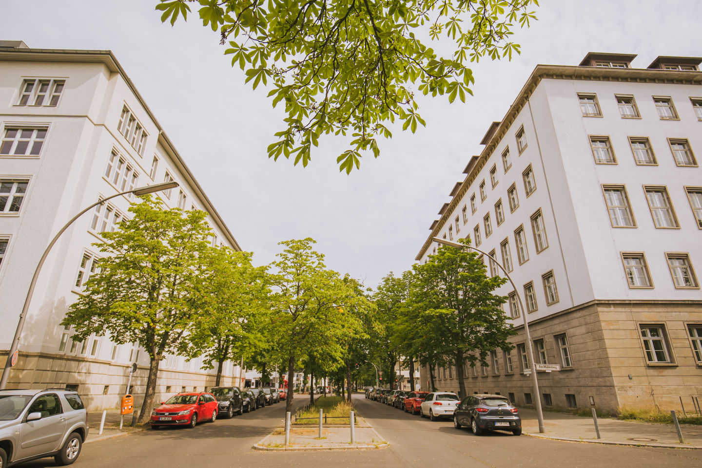 Studium am Campus Schöneberg der HWR Berlin: Blick in die Meraner Straße mit Haus B (links) und Haus A (rechts). Foto: Oana Popa-Costea