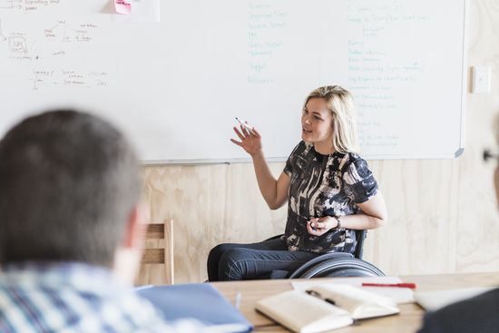 Beratung der HWR Berlin für Studierende mit Behinderung, körperlichen oder psychischen Beeinträchtigungen. Foto: © Portra/E+/Getty Images