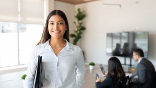 Junge Frau mit Aktenmappe in Büro