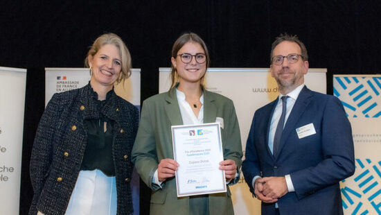 v.l.n.r.: Eva Martha Eckkrammer, Vizepräsidentin der DFH, Dajana Stütze, Carsten Schläwe von Mazars (© Jacek Ruta/DFH-UFA)