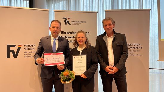 Sandra Lüderitz mit ihrem Zeugnis neben Prof Knappe und einem anderen Mann